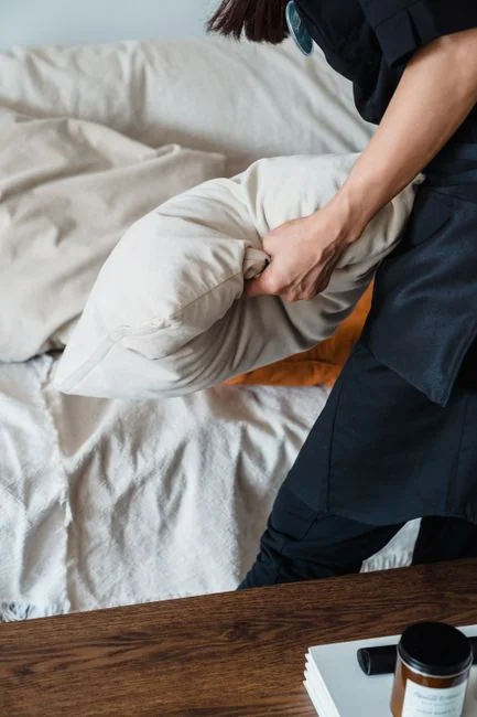 Un couple emballe des meubles dans un appartement lumineux, en train de préparer un déménagement.